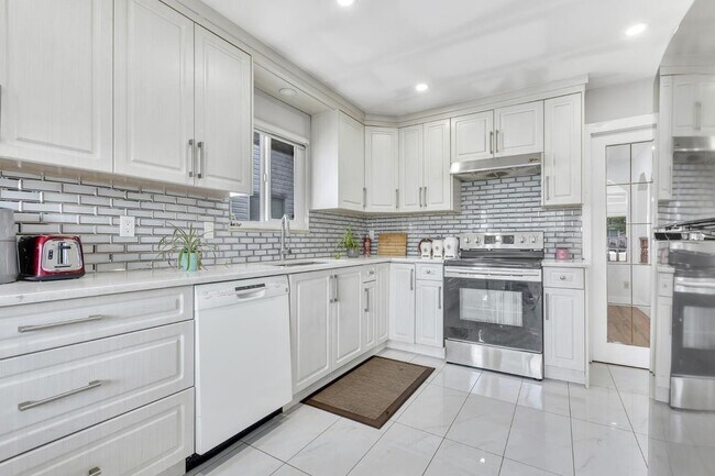 Photo - 12474-1290A 90a Ave