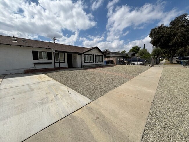 5704 Wisteria Dr