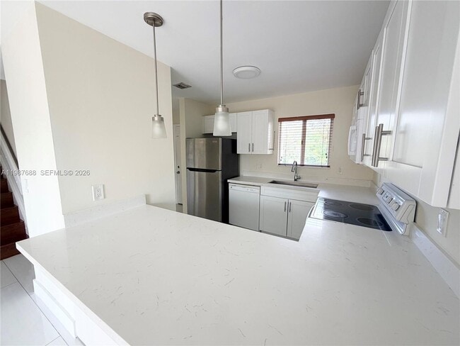 Building Photo - 6205 SW Kendale Lakes Cir Unit 288