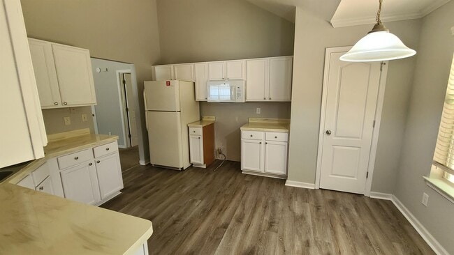 Photo - 1593 Queen Elizabeth Dr