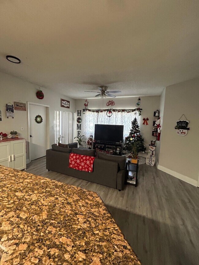 Photo - 2445 SW 18th Terrace Unidad 103