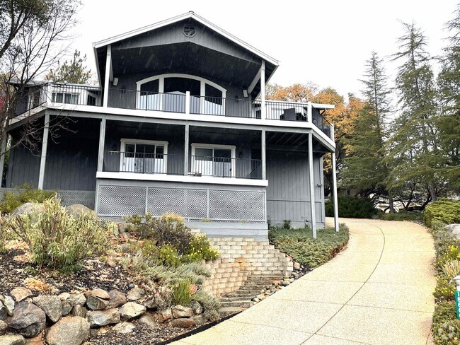 Building Photo - Elegant 4 bedroom 2.5 bath home, Completel...