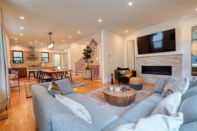 Photo - 829 Barnett St NE