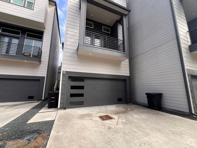 Building Photo - 3 story townhome in the Heights now availa...