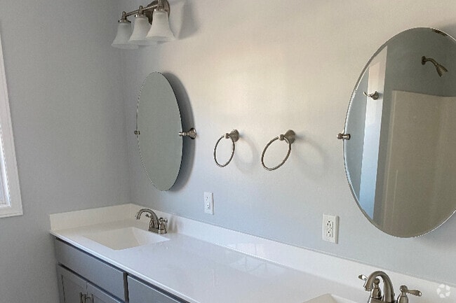 Building Photo - 1014 6th Ave Unit B Rental