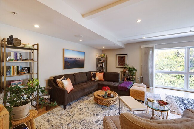 Photo - Live "La Belle Vie"! Your Spacious 2BR, 929 sf Retreat in Columbia Heights is a First-time Rental! Unidad 301