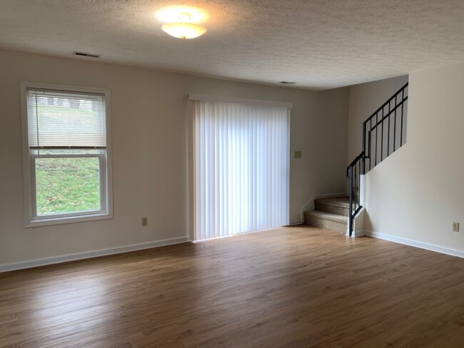 Photo - 1070 Long St