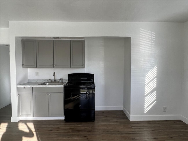 Building Photo - 1723 Moffett St Unit 12