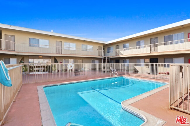 Photo - 14108 Doty Ave Unidad 35