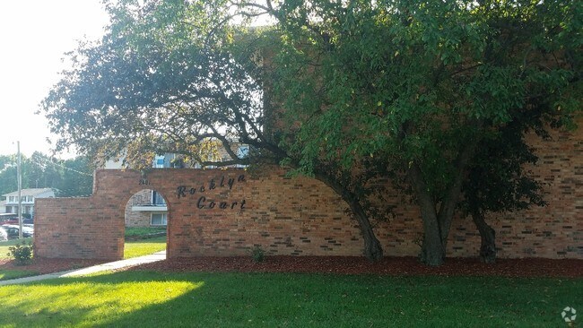 Rocklyn Court Apartments - Iowa Urban Rock Rental