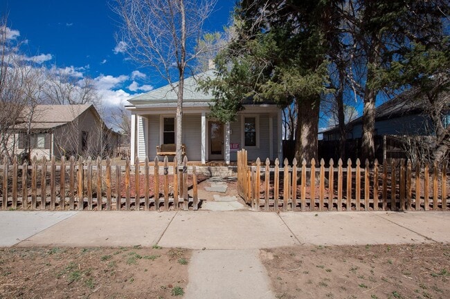 Building Photo - Charming Old Town Bungalow!