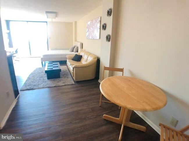 Building Photo - 118 Monroe St Unit 1311