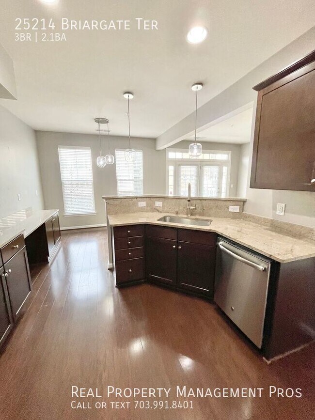 Beautifully Maintained 3 Bedroom 4 Level T... Townhome Townhome Rental in Chantilly VA