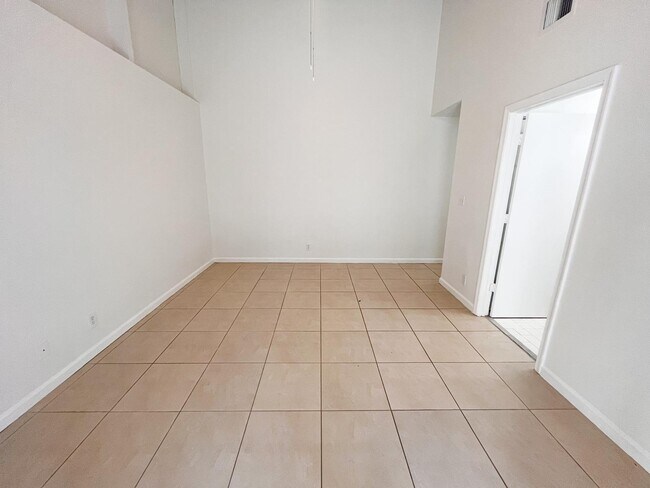 Photo - 1543 Hawthorne Pl