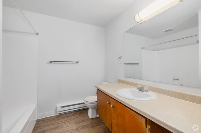 2BR, 1.5BA - 1,177SF - Bathroom