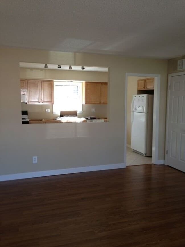 Photo - 2303 Glenoak Dr