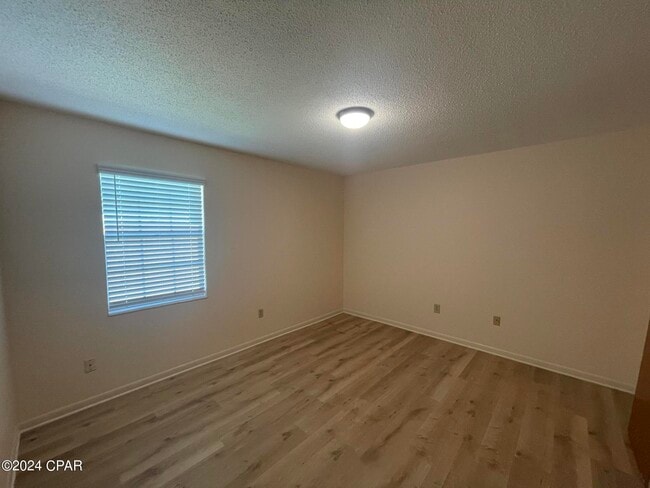 Photo - 5605a Hilltop Ave