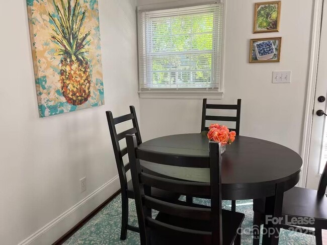 Photo - 2604 E 5th St