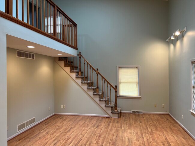 Large living room. - 173 Scott Ave Unidad Apt 1