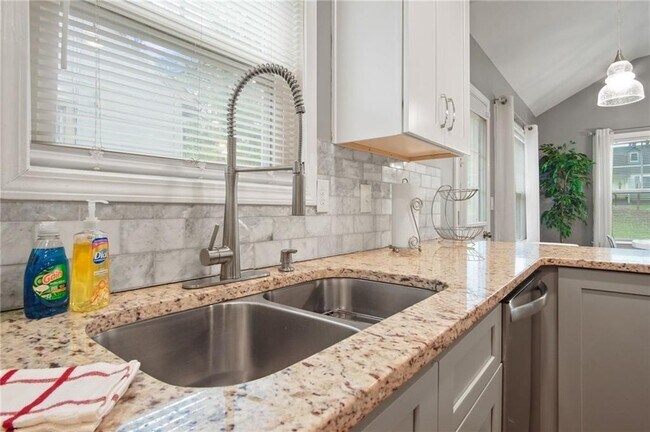 Photo - 1547 Willowbrook Dr SW