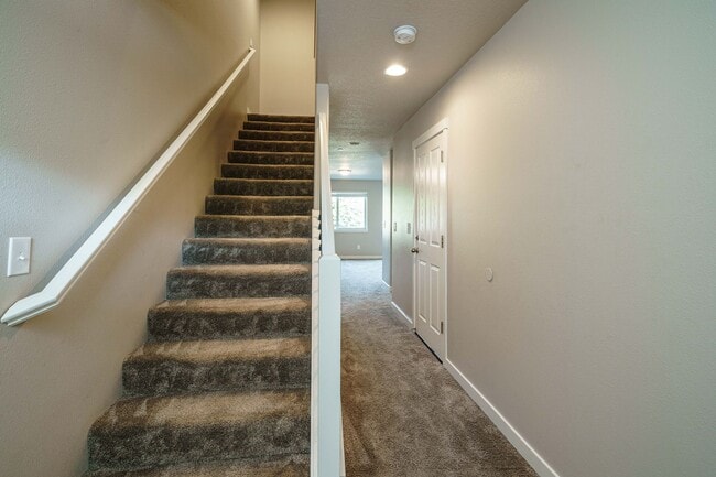Photo - Easy I-205 Access - 3 Bedroom 2.5 Bath Townhouse