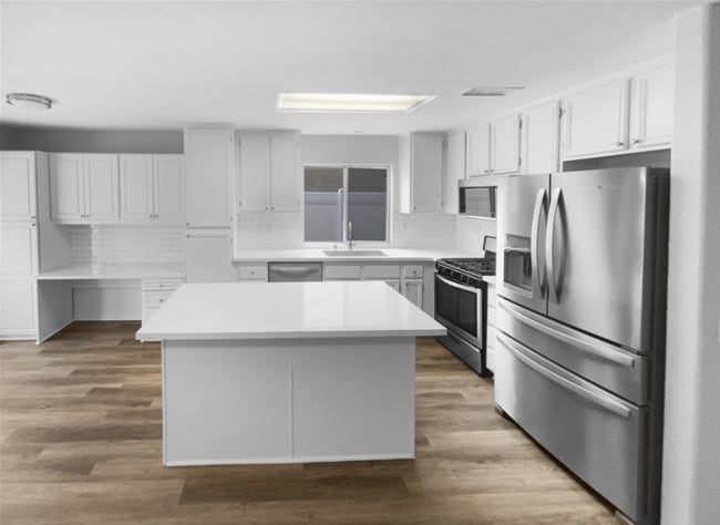 Photo - 758 Hillview St