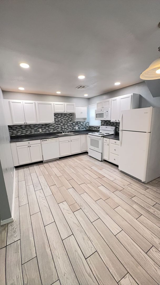 Photo - 2621 W Maine St