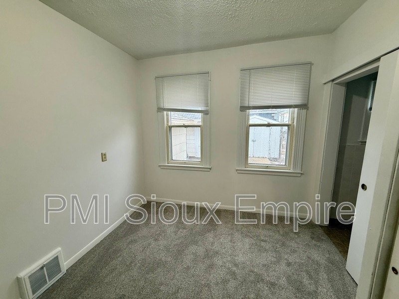 Photo - 734 W 10th St Unit 2