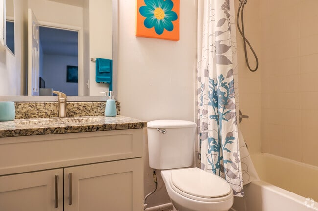 2BR, 2BA - 1,000 SF - Primary Bathroom