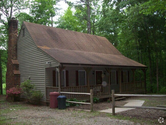 Building Photo - 2 bed  2 bath home in wiht woods with a pond