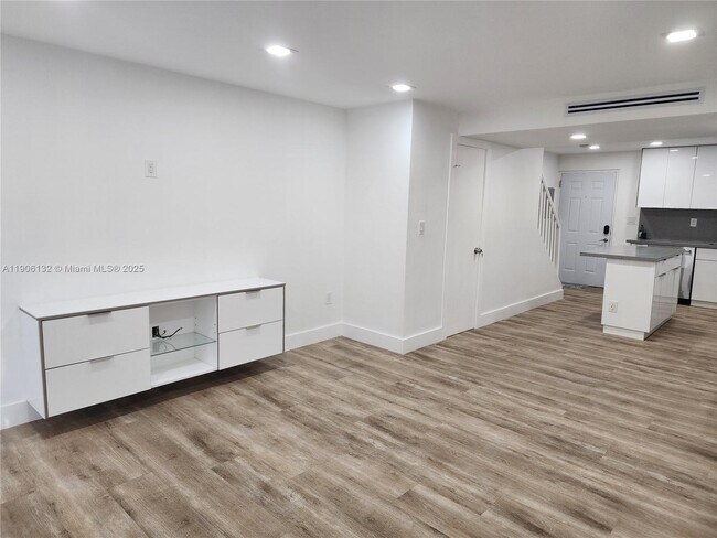 Photo - 2750 W 76th St Unidad 205