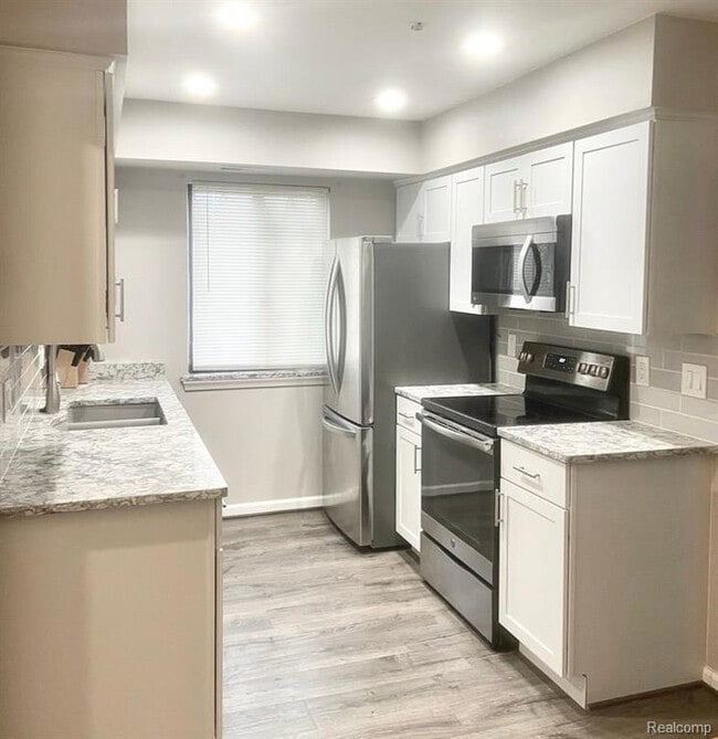 Photo - 270 E Thirteen Mile Rd Unidad 34 Rental