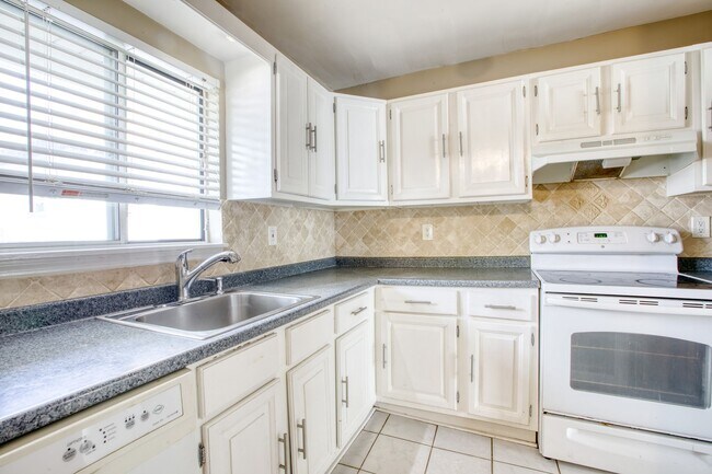 Photo - Lovely 2 bed 1.5 bat Condo is quiet Stamford Neighborhood Unit 2