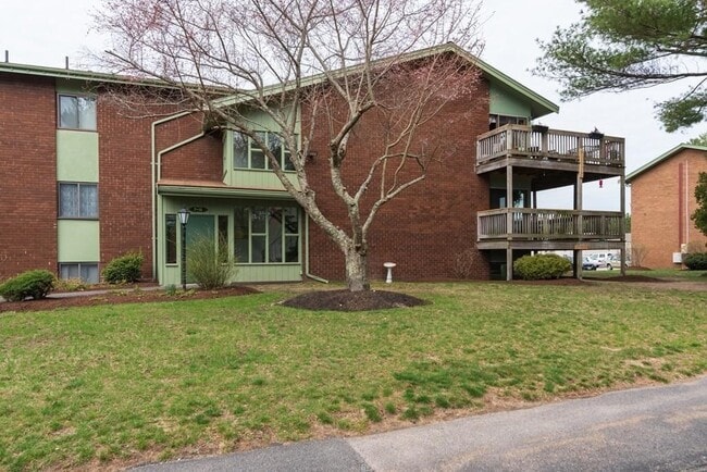 Building Photo - 980 Plain St Unit 12