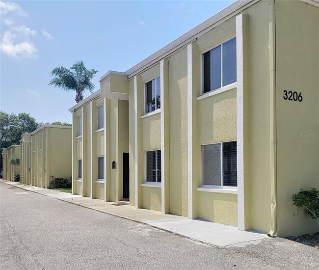 Building Photo - 3206 W Azeele St Unit 219