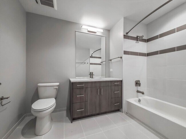 Photo - 1190 N Clark St