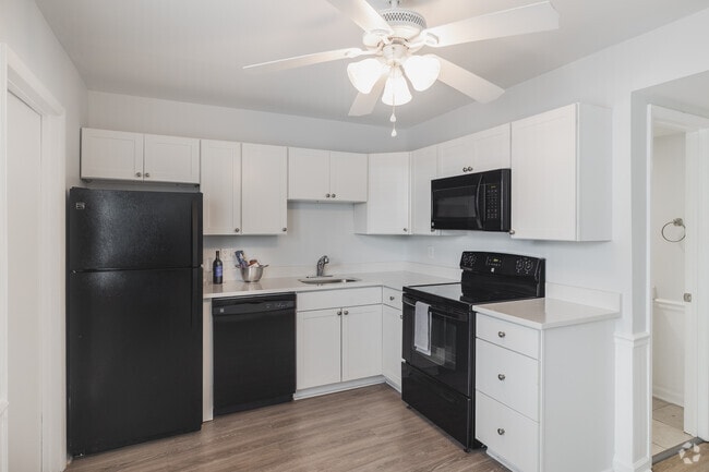 2BR, 1.5BA - 1,000SF - Kitchen