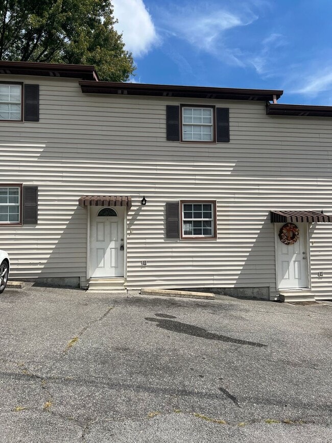 Building Photo - Hillbilly Private Drive Unit #2