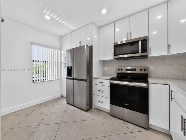 Photo - 11358 Taft St Unidad 11358