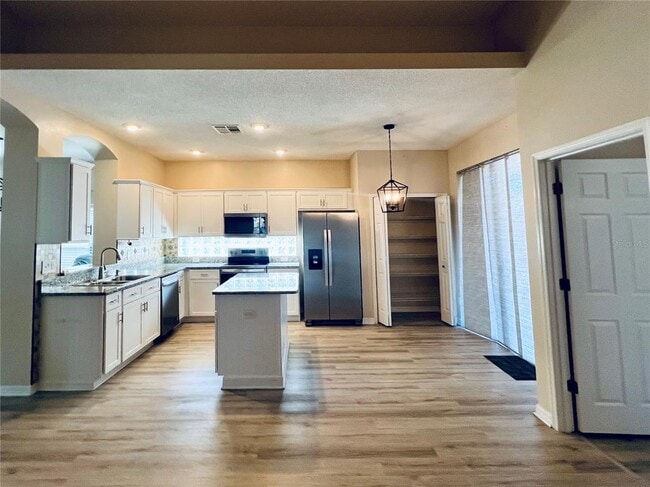 Photo - 124 Queens Ct