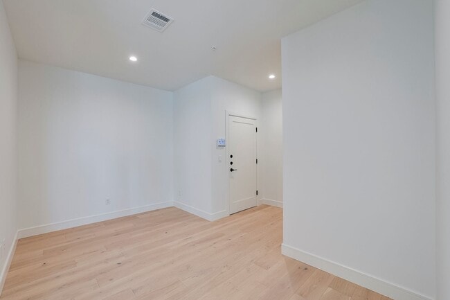 309 W Daggett Ave Unit 205
