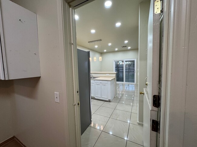 Photo - 4Bdm 2.5Ba with a Den/extra bedroom, close to I-10, Available Now!