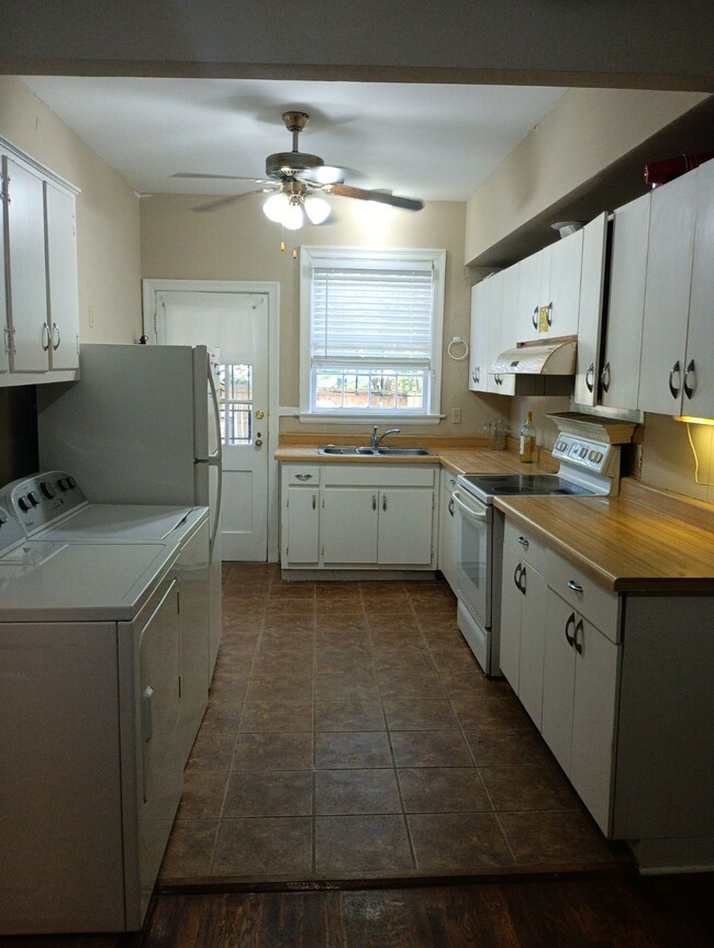 Kitchen - 1823 Evelyn Ave Unidad Apt #3