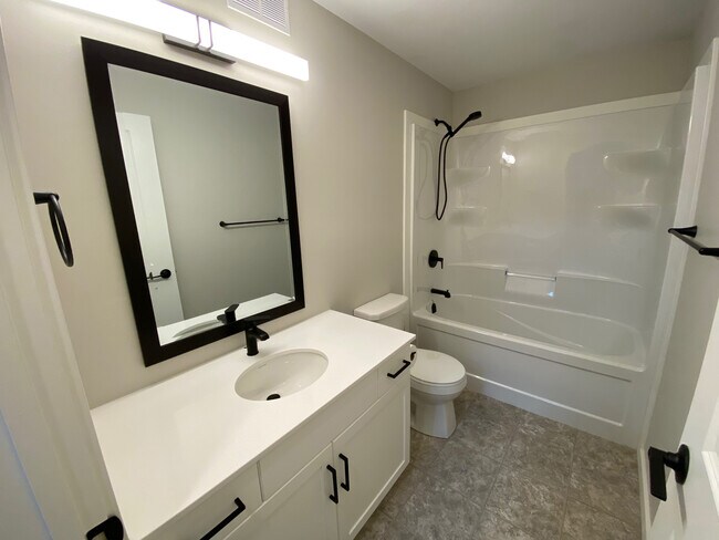 Photo - 307 Regent Ave E