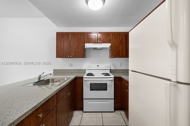 2453 W 78th St Unidad 106