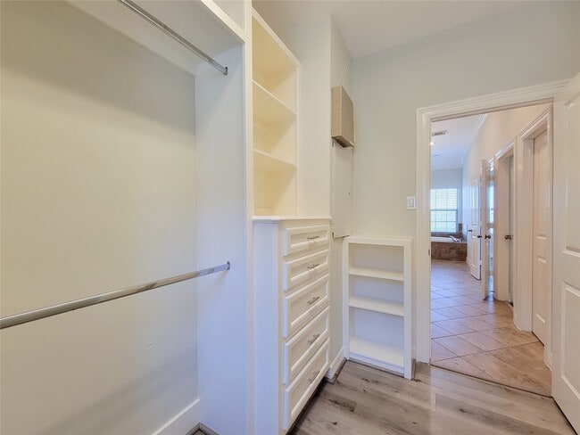 Building Photo - 2416 La Branch St