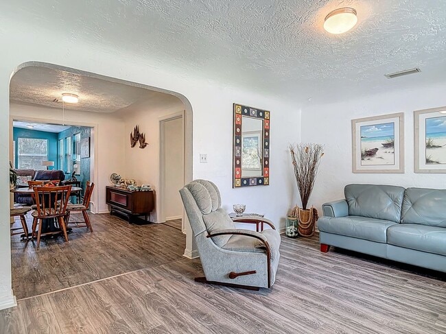 Photo - 137 S Franklin St