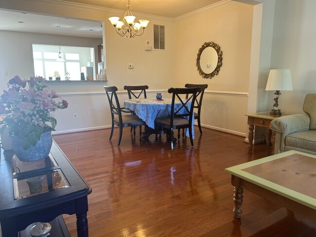 Photo - 930 Rainier Rd