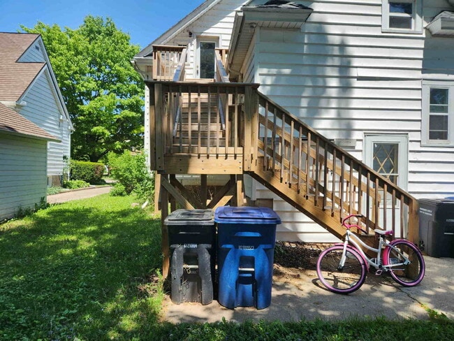 Building Photo - Large Bedrooms UPPER Oshkosh $1025 Unit UPPER