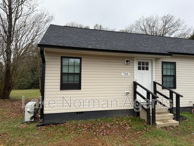 Building Photo - 705 N Main St